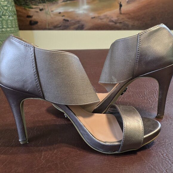 Comfy Shoes That Go with Everything! - Picture 4 of 9